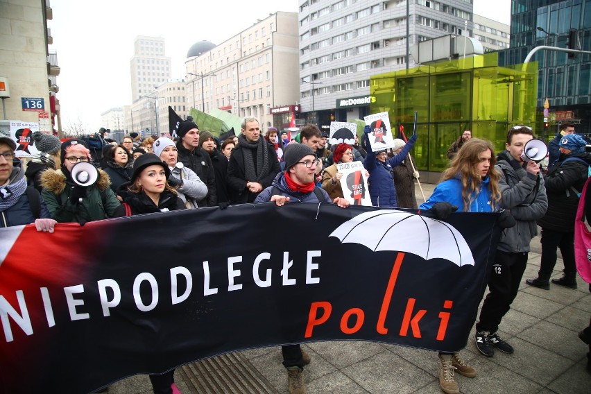 Czarny Piątek w Warszawie. Demonstracja na Świętokrzyskiej....