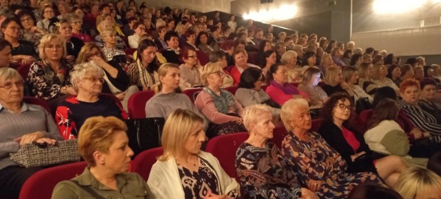 Powiatowy Dzień Kobiet w Jędrzejowie zgromadził w sali widowiskowej Centrum Kultury tłum pań z całego powiatu jędrzejowskiego