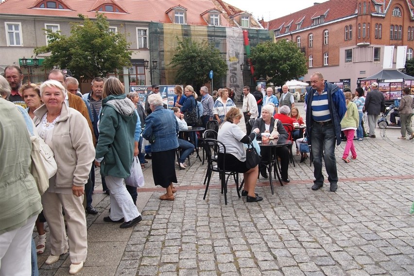 Gniezno: Prezydent Jacek Kowalski rozdawał pierogi na Rynku