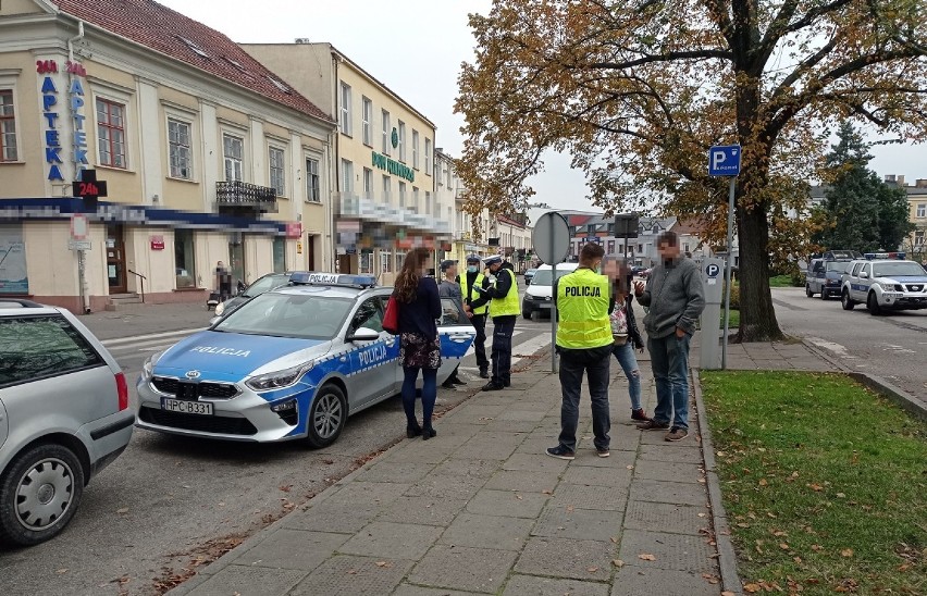 Policjanci we Włocławku nakładają mandaty za brak maseczki.