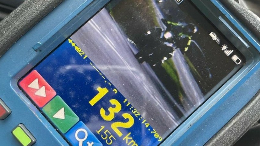 Szybka jazda kosztuje. Motocyklista z Obornik przekonał się o tym na własnej skórze. Rekordowa kara dla motocyklisty bez wyobraźni