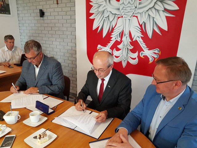 Wójt Czech i dyrektor Klabis podpisali porozumienie w UG Kochanowice w obecności posła na Sejm RP Andrzeja Gawrona oraz m.in. samorządowców gminy.