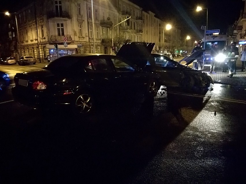 Zderzenie aut na skrzyżowaniu ulic Górnośląskiej i Staszica...