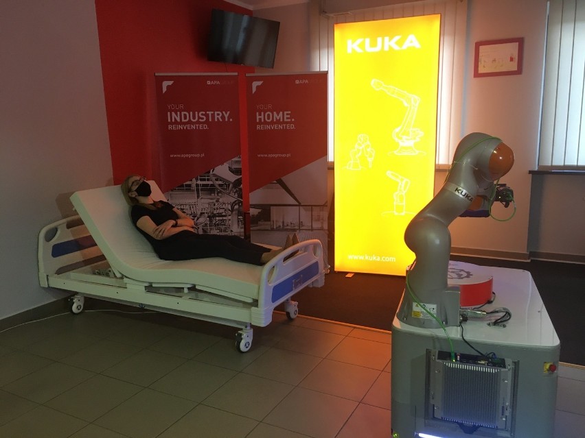 Specjalny robot odciąży personel medyczny w kontakcie z...