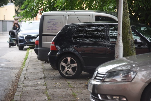 Problem z parkowaniem występuje przede wszystkim na starszych osiedlach w Zielonej Górze, które budowano, gdy mało kto posiadał auto.