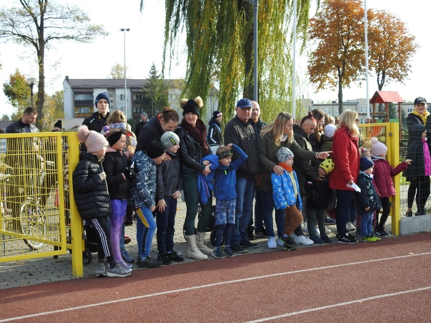 Sportowe zmagania na stadionie. Odbył się  I Dziecięco-Młodzieżowy Bieg Gburów