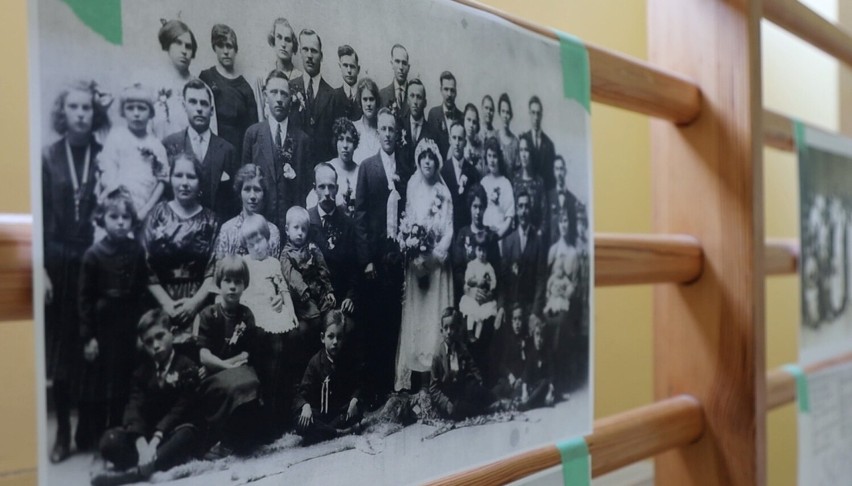 Potomkowie mieszkańców Kaszyc koło Przemyśla na fotografiach szukali swoich przodków [WIDEO]