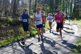 Kaszuby Biegają 2024. Kilkuset biegaczy wystartowało w VII Cartusia Półmaratonie i biegach towarzyszących