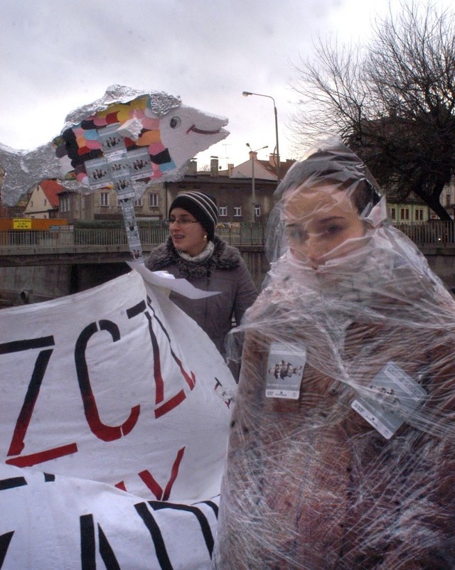 Zamieszania związanego z  karpiami  nie chce komentować Dorota Patejko, rzeczniczka Auchan. Zdradza natomiast, że u nich karpie sprzedawane są na parkingu przed sklepem.

-  Na  zewnątrz jest niska temperatura, woda jest zimna. Ryby w takich warunkach czują się najlepiej - opowiada Dorota Patejko.

Jak przewozić rybę? Sprawdź tutaj