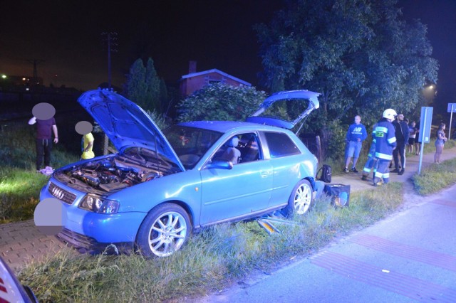 W sobotni wieczór 26 sierpnia w Lęborku, na przejeździe kolejowym przy ulicy Mireckiego doszło do zderzenia samochodu osobowego z pociągiem dalekobieżnym relacji Łeba - Kraków. Pojazdem osobowym podróżowały dwóch młodych mężczyzn a pociągiem 100 pasażerów.