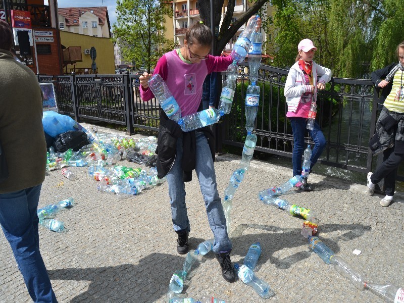 Lębork: Wielkie mierzenie łańcuchów z plastikowych butelek