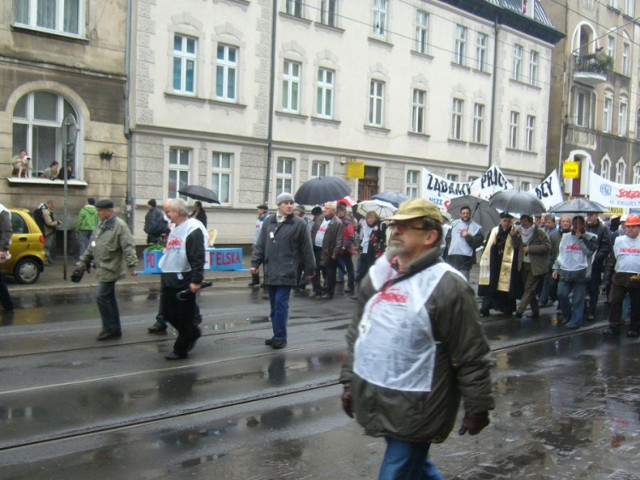 Demonstranci idą ulicą Wierzbięcice. Fot. Maksymilian Szczepaniak