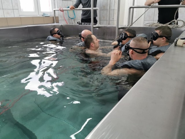 Czołgiści z Żurawicy uczestniczyli w specjalistycznym szkoleniu podwodnym w Czarnym na Pomorzu.