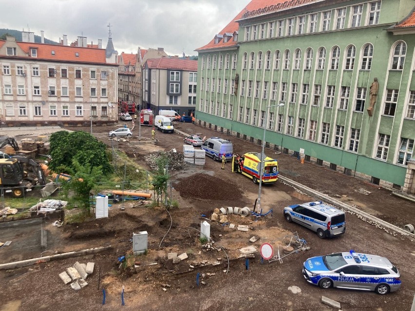 Pilne! Tragedia w Wałbrzychu. Wybuch gazu w dużej kamienicy. Trwa ewakuacja! [ZDJĘCIA]