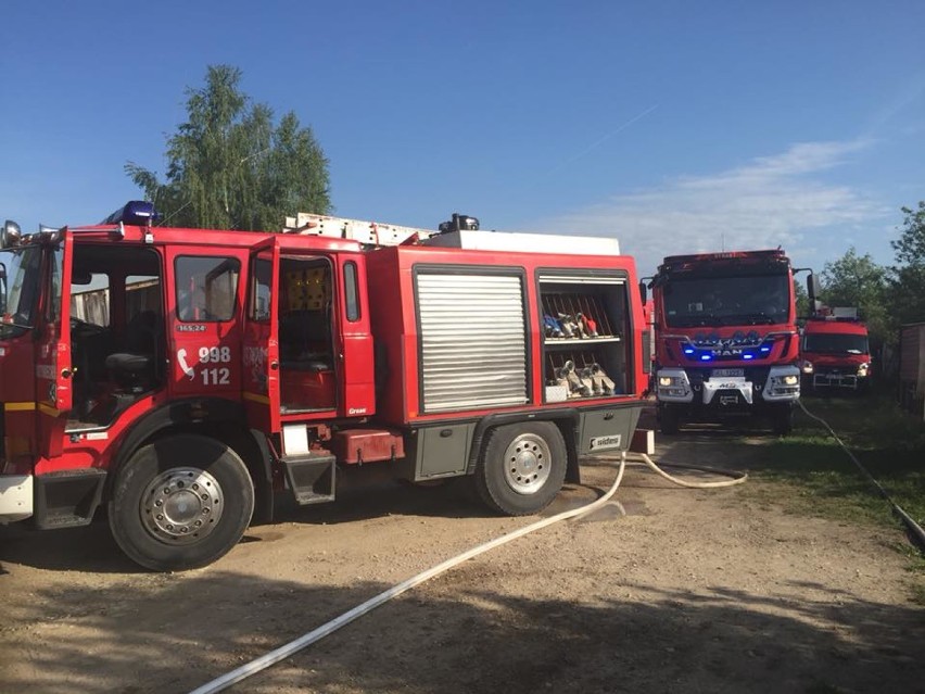 Gmina Lipie: Pożar we wsi Grabarze. Palą się lakiery [ZDJĘCIA]
