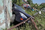 Wypadek w Kiełczowie. Kierowca wjechał w dom i uciekł