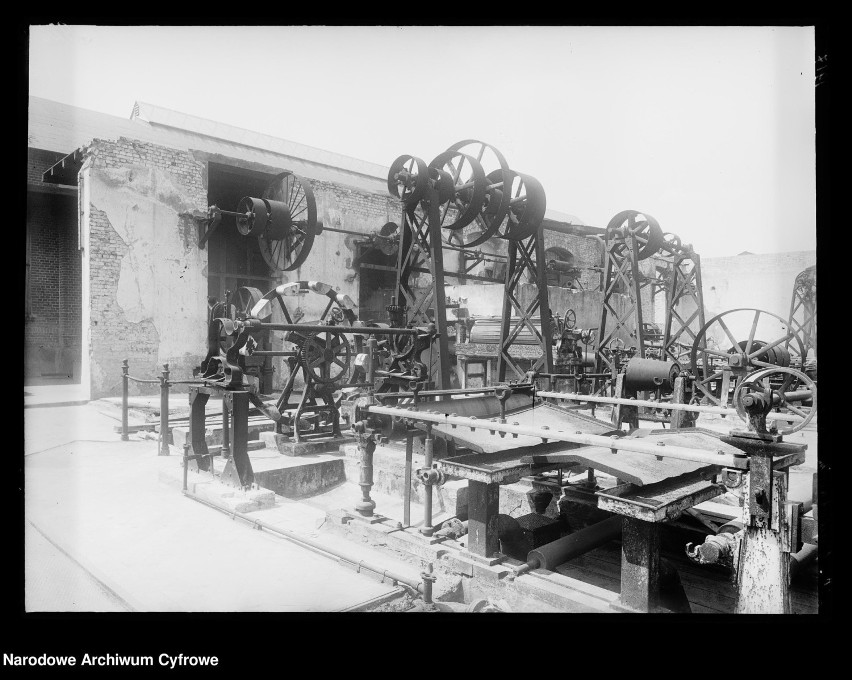 Krapkowice, 1917 rok. Maszyny przed budynkiem papierni.