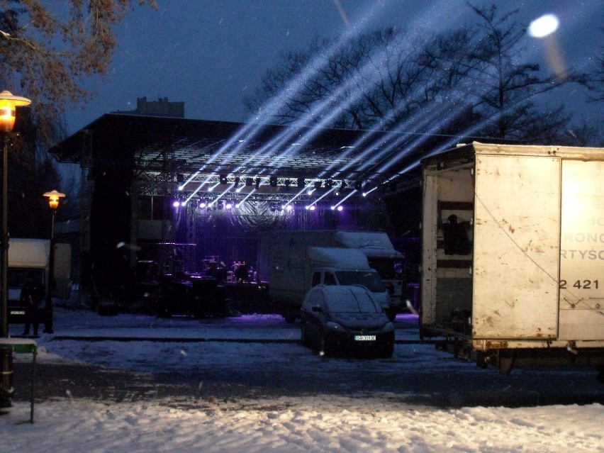 WOŚP Rybnik: Trwa montaż sceny na kampusie. Zobacz zdjęcia