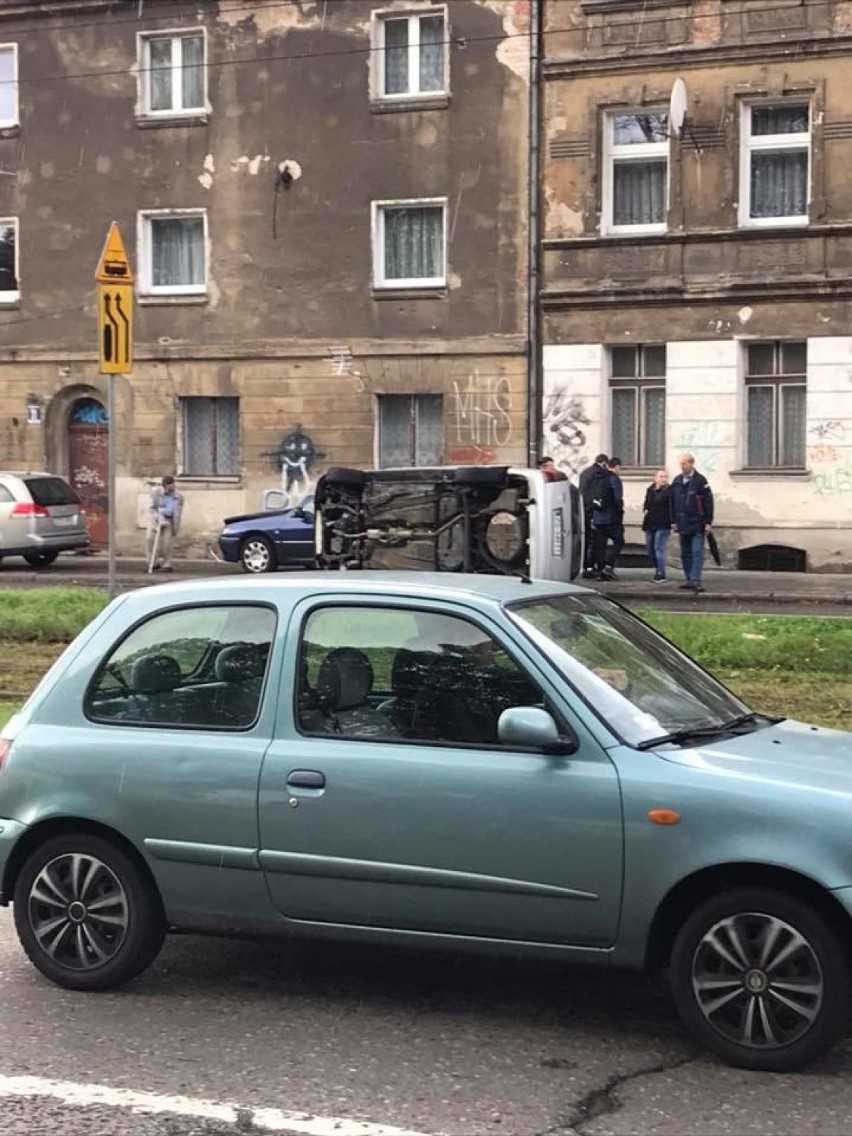 Dachowanie auta na Powstańców Wielkopolskich w Szczecinie [zdjęcia]