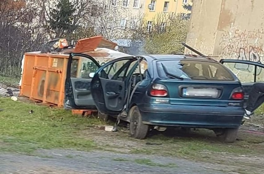 Na Zakaczawiu, przy ul. Brackiej, podwórko wygląda jak złomowisko [ZDJĘCIA]