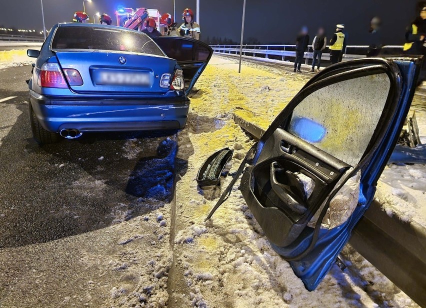 22-latek roztrzaskał BMW na obwodnicy Przemyśla. Stracił panowanie nad autem i uderzył w bariery [ZDJĘCIA]