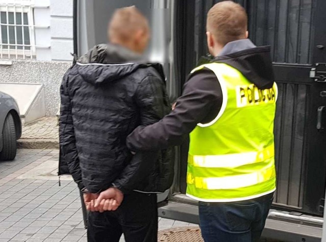 Policjanci z komisariatu na Suchaninie zatrzymali dwóch mężczyzn podejrzewanych o napaść na 16-latka