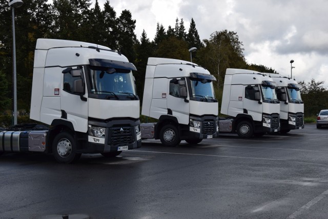 Jesień 2017 - ciężarówki Renault zaraz po przyjeździe w PKS Szczecinek