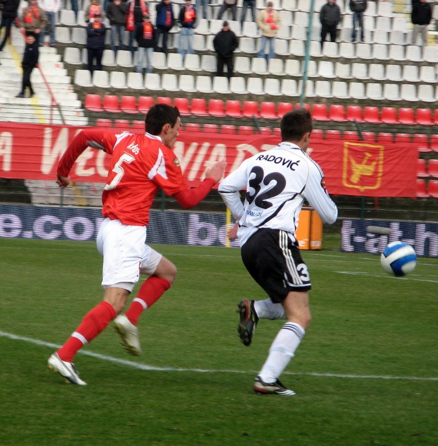 O piłkę walczą Robert Kłos (l) i Miroslav Radović (p)