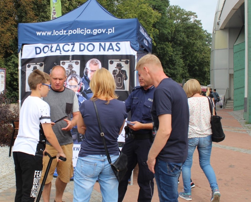 Piękna pogoda, wodne atrakcje, tłumy ludzi i…policjanci. Wakacyjna promocja zawodu policjanta w Uniejowie (ZDJĘCIA)