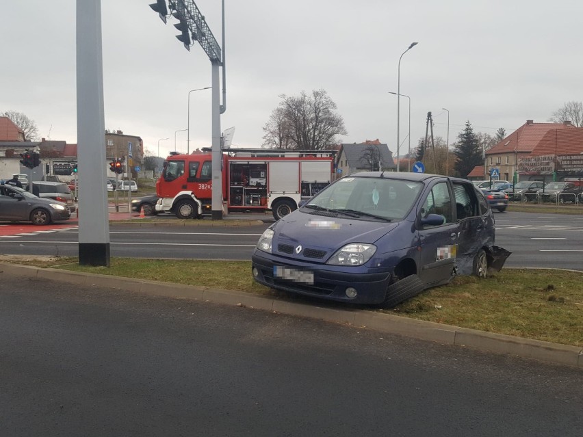 Wypadek w Wałbrzychu. Na skrzyżowaniu de Gaulle'a i Gagarina zderzyły się auta osobowe [16.11.2020]