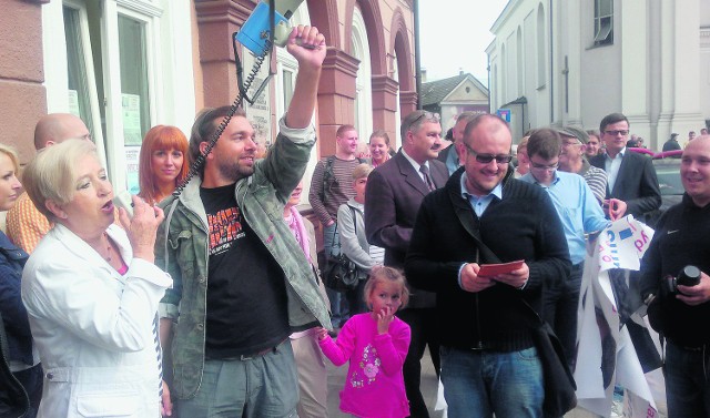 Mateusz Klinowski (z lewej) zamiast w sądzie zjawił się na demonstracji w Wadowicach