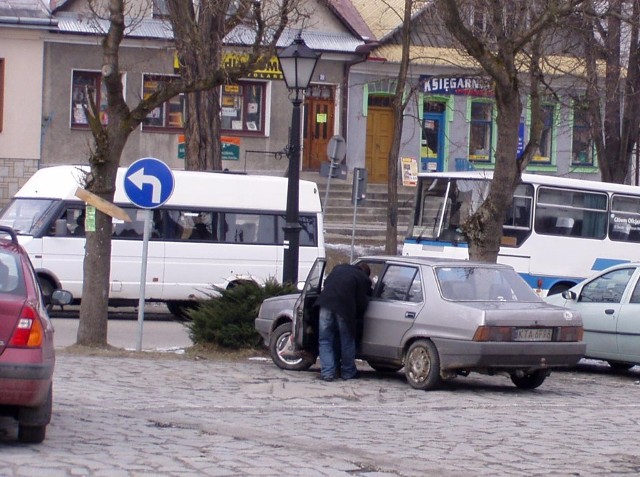 Na przystanek w centrum podjeżdżają niemal wyłącznie autobusy komunikacji lokalnej