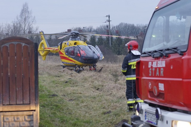 Straż pożarna w Murowanej Goślinie. Strażacy pomogli transportować chorego do śmigłowca pogotowia - 18 lutego 2018 r.