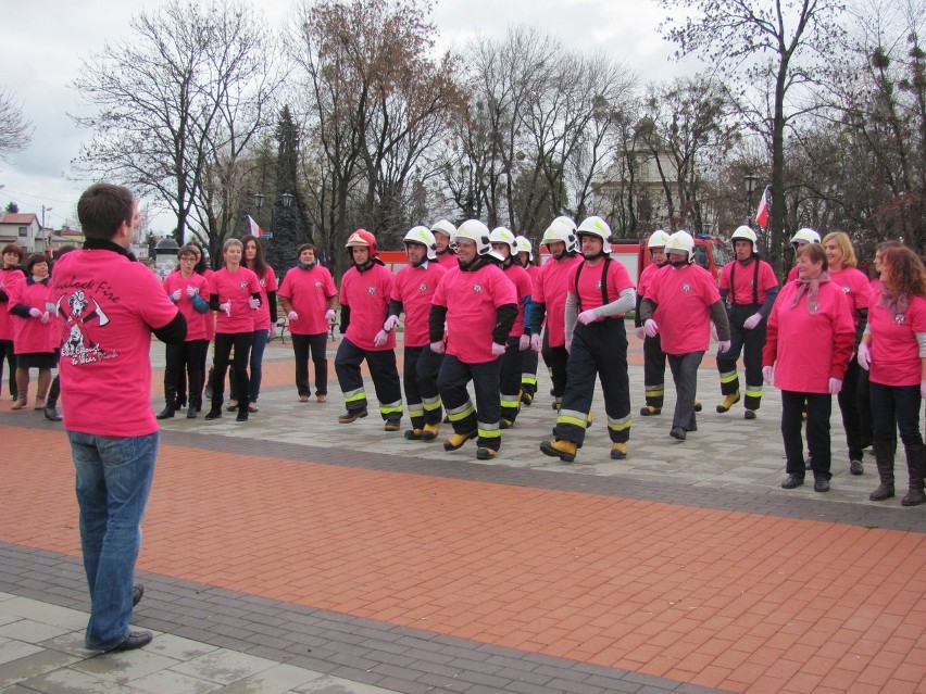 Kurowscy strażacy zatańczyli na różowo