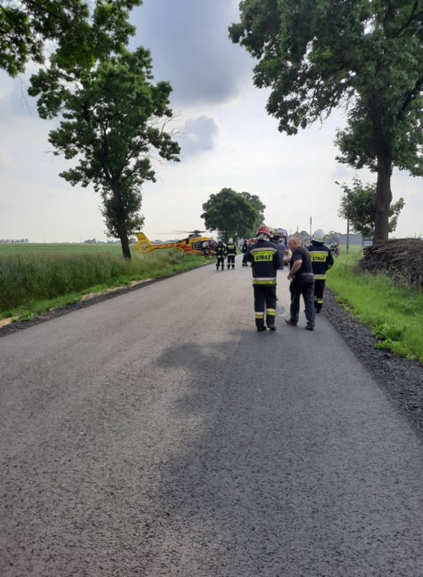 Wypadek w Skomlinie. 23-letniego motocyklistę zabrało Lotnicze Pogotowie Ratunkowe[FOTO, WIDEO]