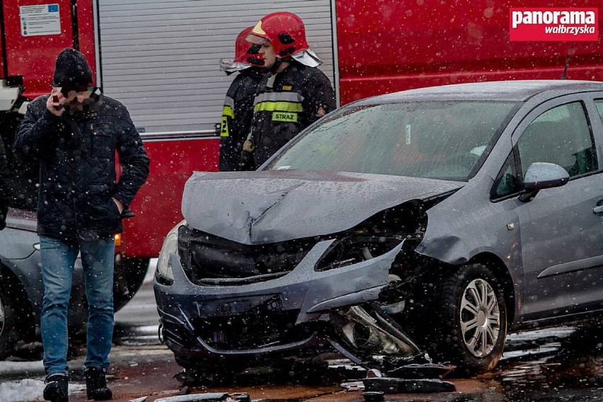 Wałbrzych: Fatalne warunki na drogach. Wypadek na skrzyżowaniu Moniuszki i Sikorskiego.