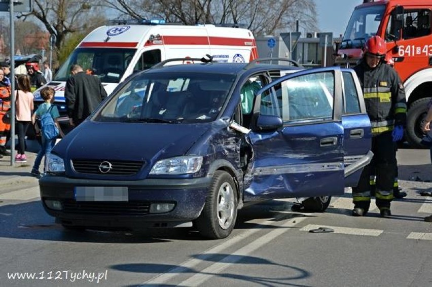 Wypadek w Tychach. Zderzenie samochodów przy Teatrze Małym.  Są ranni, wśród nich dzieci