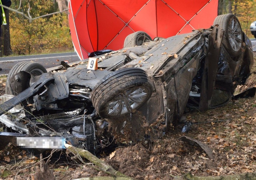 28-letni kierowca BMW zginął w wypadku na drodze krajowej nr 45 pomiędzy Jasieniem a Lasowicami Wielkimi