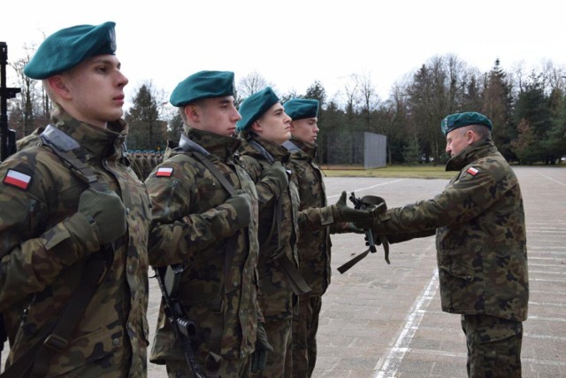 Dowódca 15 SBWD wręczył broń żołnierzom dobrowolnej zasadniczej służby wojskowej