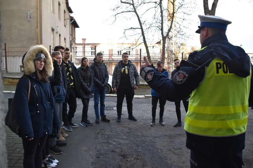 Policja Śrem: funkcjonariusze opowiedzieli uczniom klas...