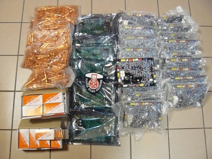 Bagaże pasażerów z Korei Południowej pełne niezgłoszonych towarów, które miały trafić do Polic.  Były to urządzenia i leki