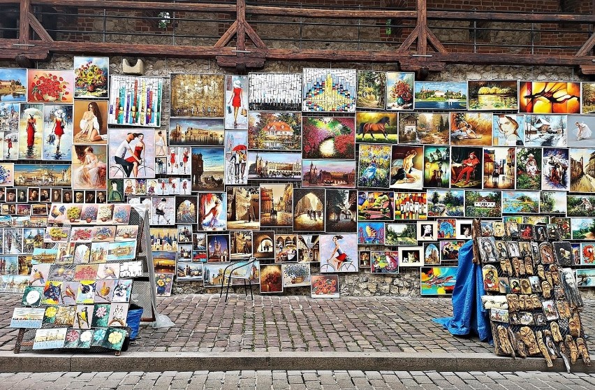 Kraków. Mury obronne ozdobione kolorowymi obrazami [ZDJĘCIA]