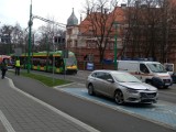 MPK Poznań: Zderzenie tramwaju z samochodem na skrzyżowaniu Grunwaldzkiej i Śniadeckich [ZDJĘCIA]