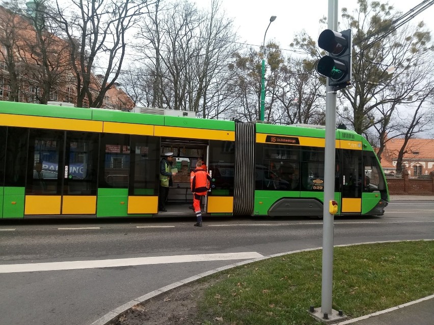 To zderzenia tramwaju z samochodem doszło na skrzyżowaniu...