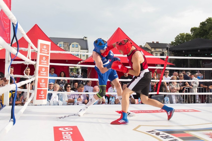 Turniej bokserski przed ratuszem w Słupsku [ZDJĘCIA]