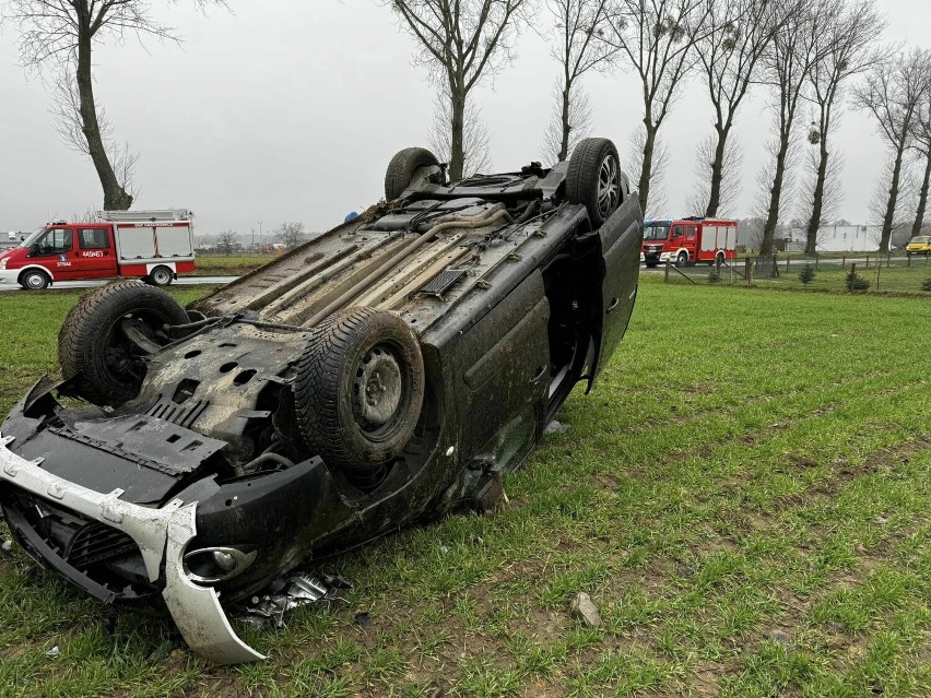 Na trasie Łąkie-Rakoniewice samochód osobowy wypadł z drogi i dachował. Jedna osoba trafiła do szpitala