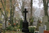 Cmentarz parafialny pw. św. Rocha w Złotowie 1 listopada 2022. Jesienna mgła otuliła nekropolię