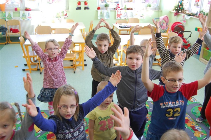 Trochę spóźniony Mikołaj w Sulęczynie obdarował uczniów klasy zerowej Elwiry Kreft
