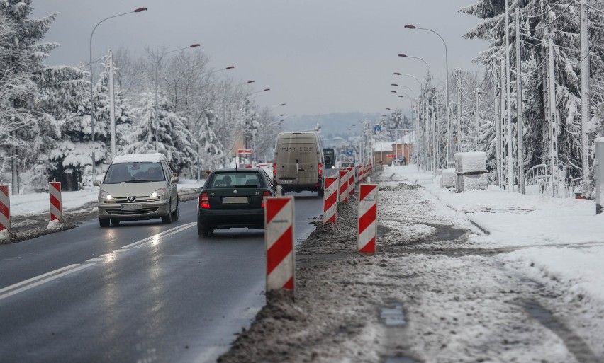 Ulica Sikorskiego w Rzeszowie poszerzona. Cztery pasy do Tyczyna [ZDJĘCIA]