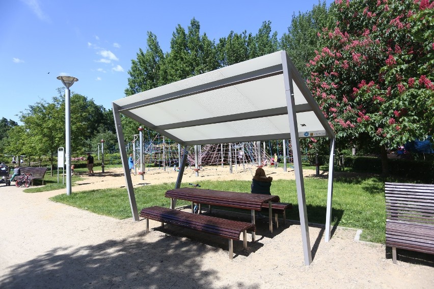 Zadaszona ławka stanęła w parku Przy Bażantarni. Mieszkańcy krytykują: ''Nie ochroni ani przed słońcem, ani przed deszczem!''